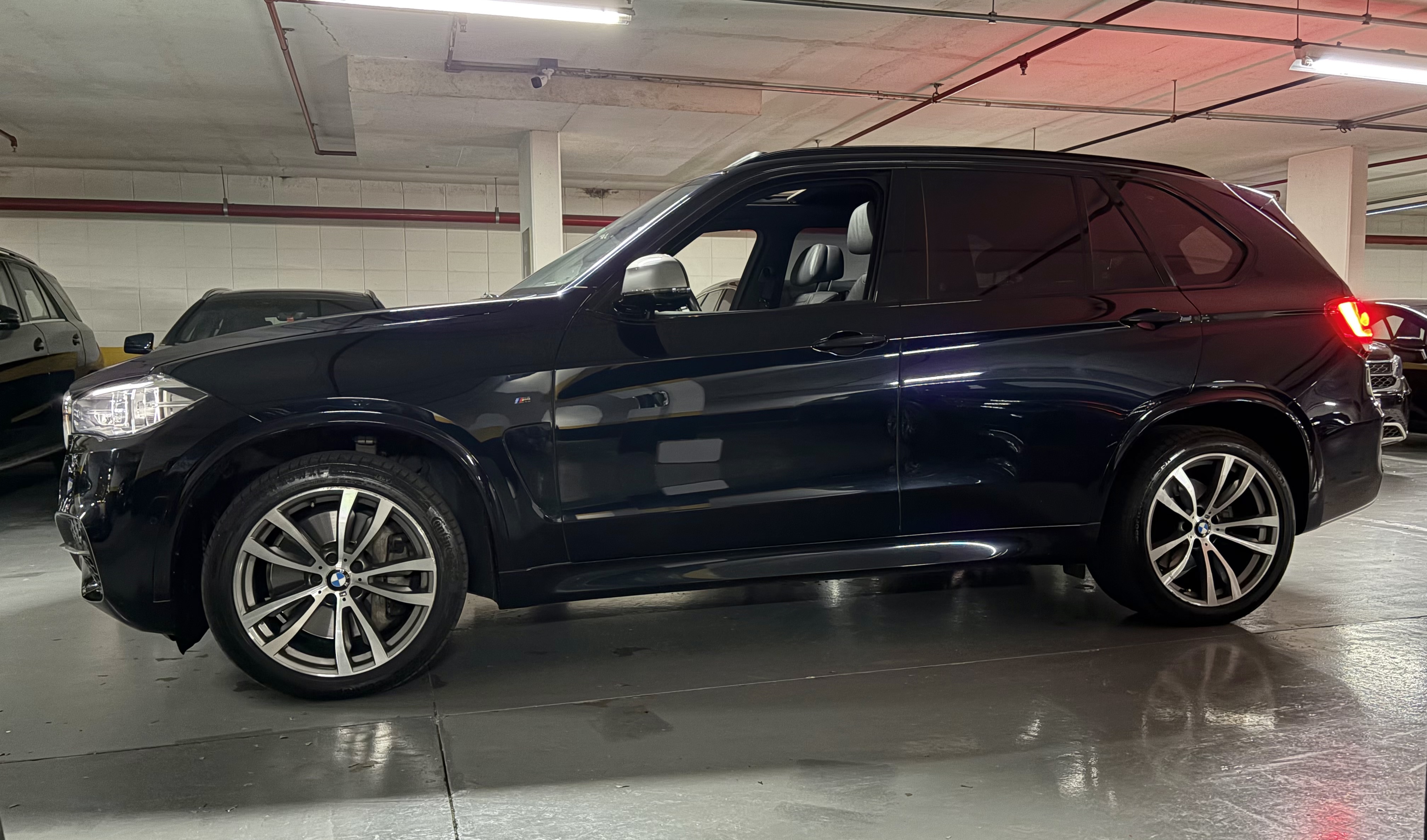 BMW X5 M50D — foto 2